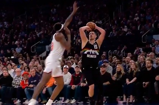 太小瞧我臂展了！约基奇慢悠悠试图撤步三分 米切罗飞身大帽扇飞